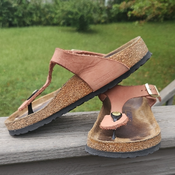 Birkenstock Gizeh Sandals Women’s Size 38  Pinkish-tan With Gold-tone Hardware - Picture 1 of 7